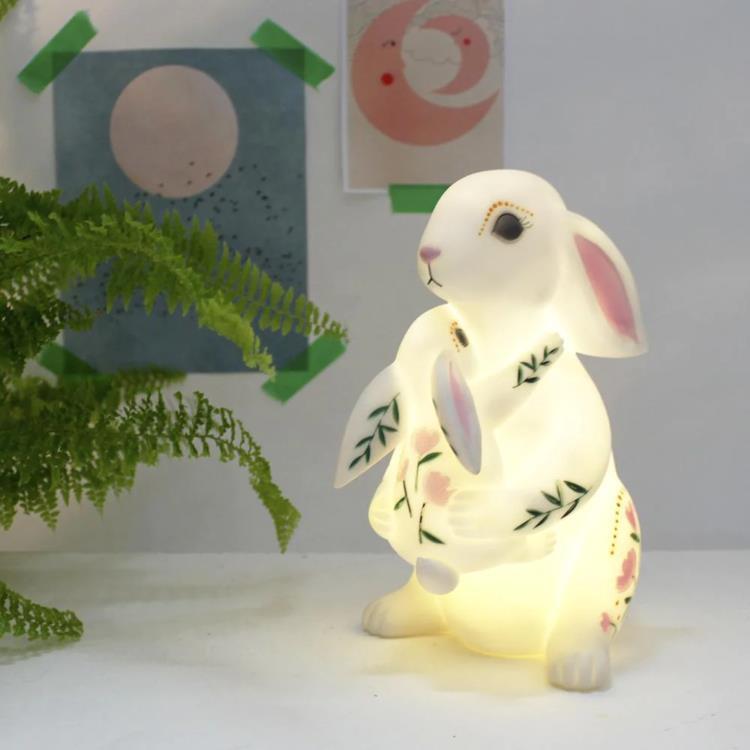 Lampe à poser LED lapins Résine H23cm BABY AND MUM RABBIT gris