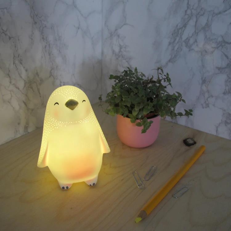 Lampe Veilleuse LED sans fil pingouin Résine H12cm PENGUIN Blanc